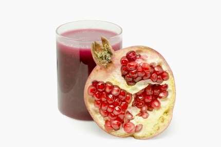bicchiere con succo di melagrana e frutto